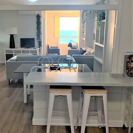 Piso Amplio Frente Al Mar En Pleno Paseo Maritimo. Apartment