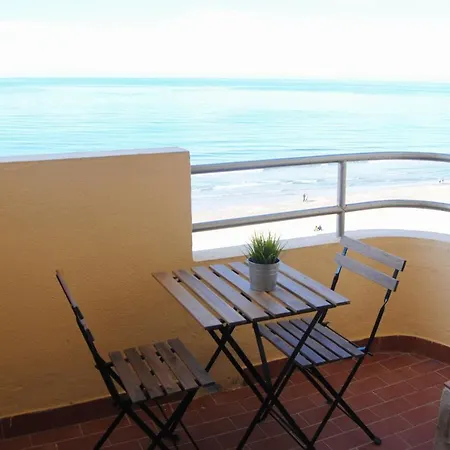 Piso Amplio Frente Al Mar En Pleno Paseo Maritimo.