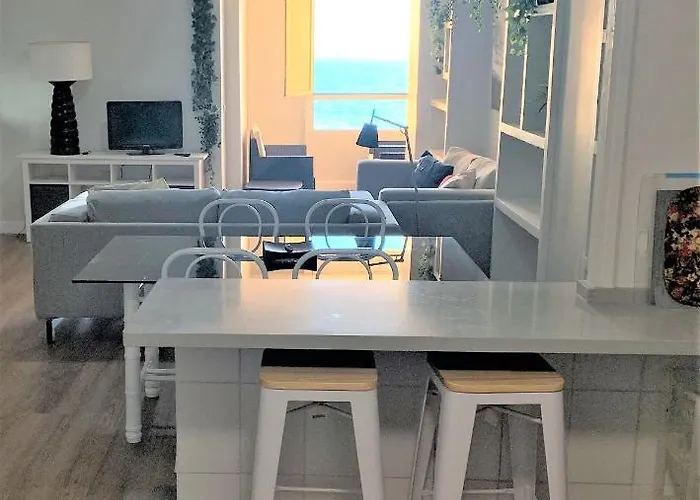 Piso Amplio Frente Al Mar En Pleno Paseo Maritimo. Apartment