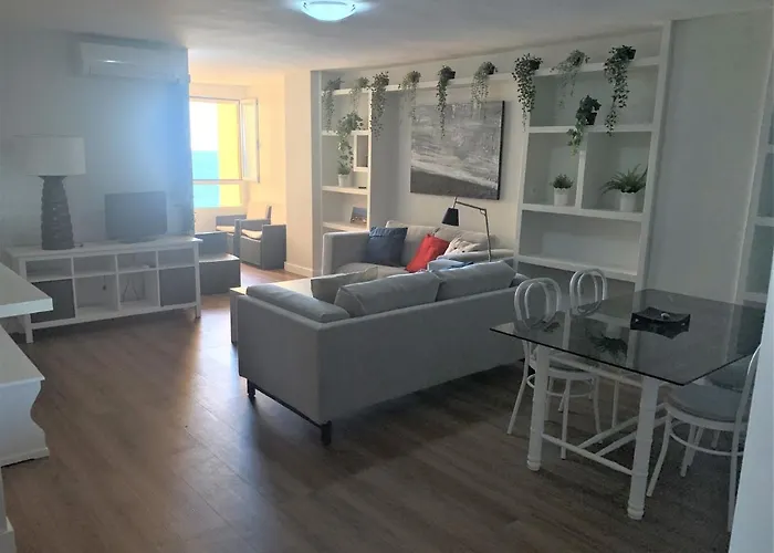 Piso Amplio Frente Al Mar En Pleno Paseo Maritimo. *