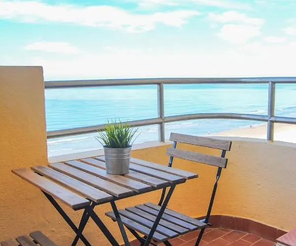 Piso Amplio Frente Al Mar En Pleno Paseo Maritimo. Cadiz