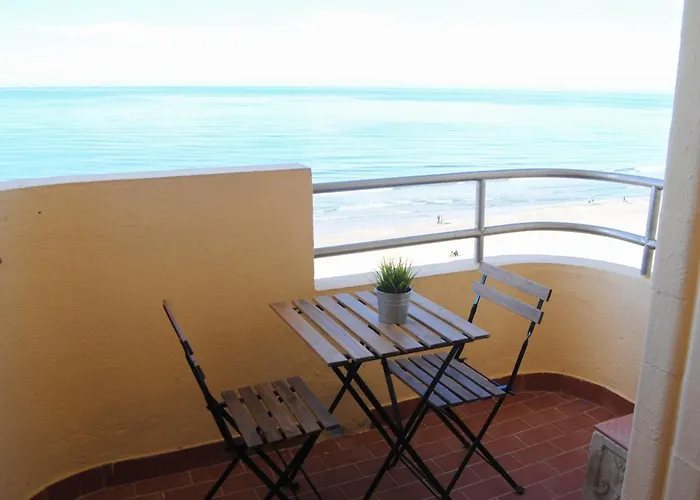 Piso Amplio Frente Al Mar En Pleno Paseo Maritimo.