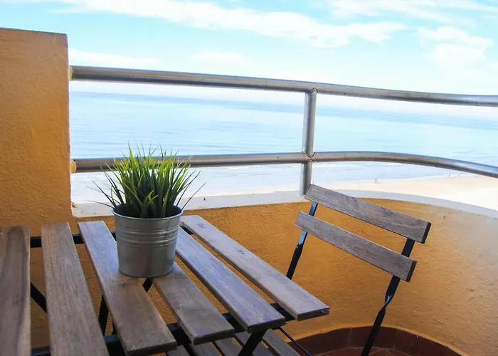 Piso Amplio Frente Al Mar En Pleno Paseo Maritimo. *